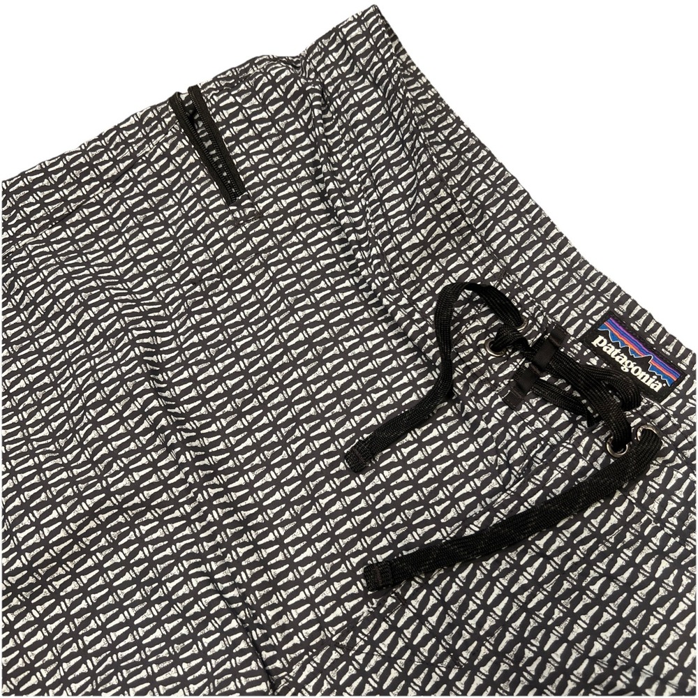 Patagonia Men's XL Board Shorts Black White Piton Print Swim Trunks 8.5" Inseam